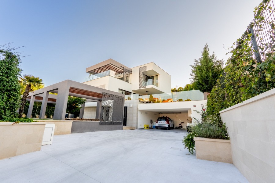 Exterior view of the new villa with garage entrance - H4083