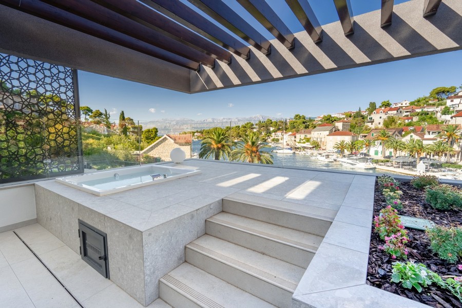 Terrace with whirlpool and view of the sea and town center - H4083