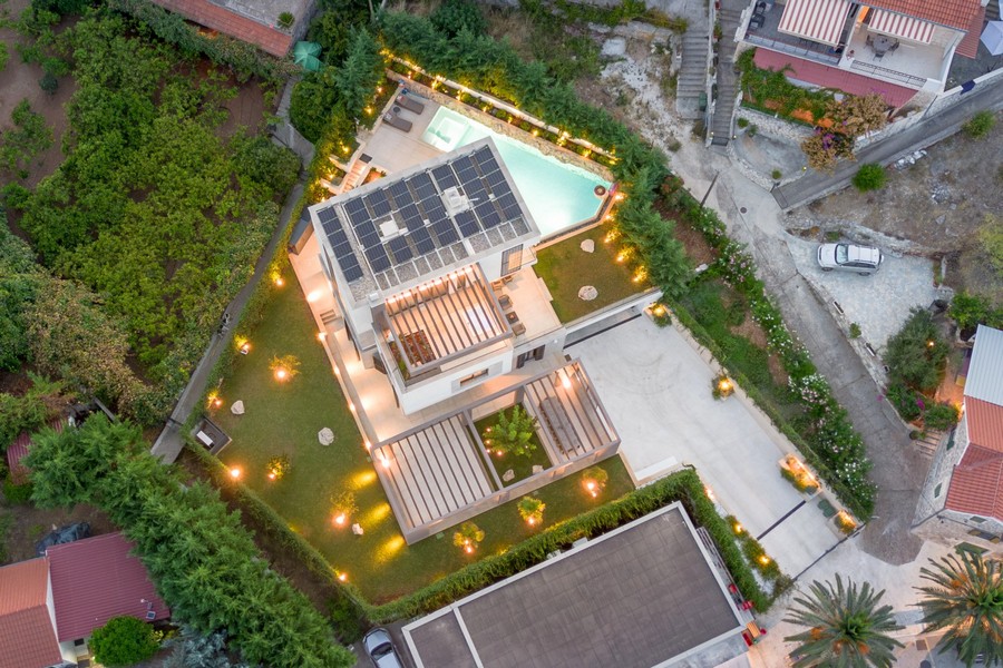 Aerial view of villa with garden and pool - H4083