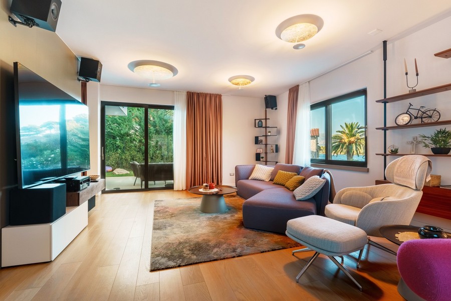 Living area with large glass surfaces and terrace access - H4083