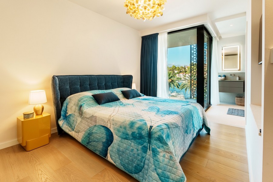 Bedroom with access to the terrace - H4083