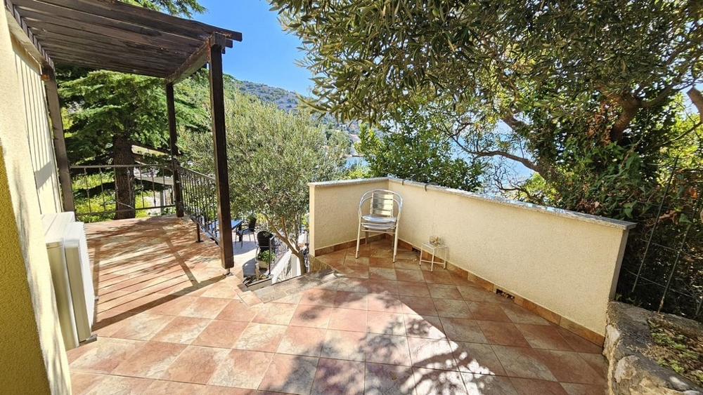 Covered terrace with pergola