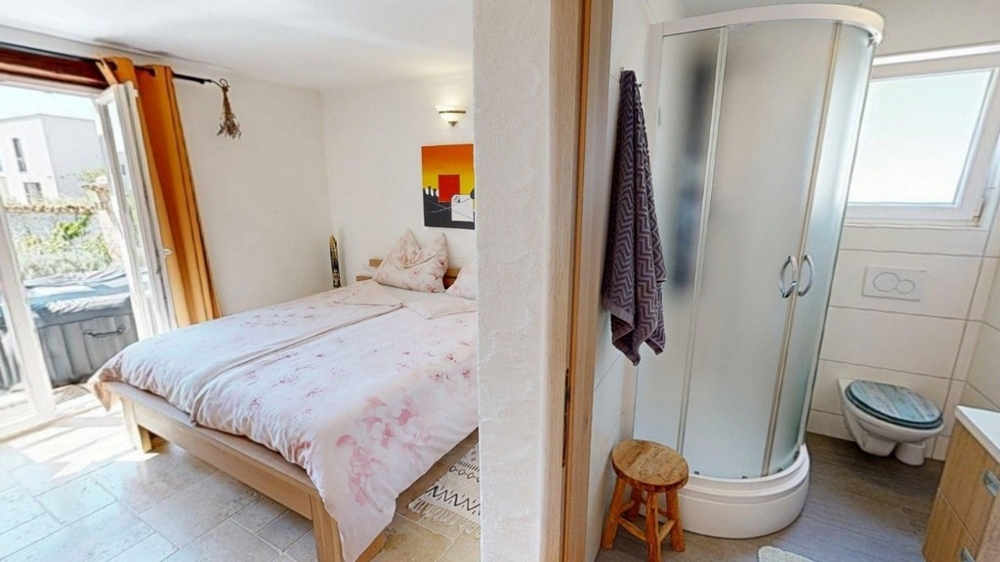 Bedroom with double bed and access to the bathroom