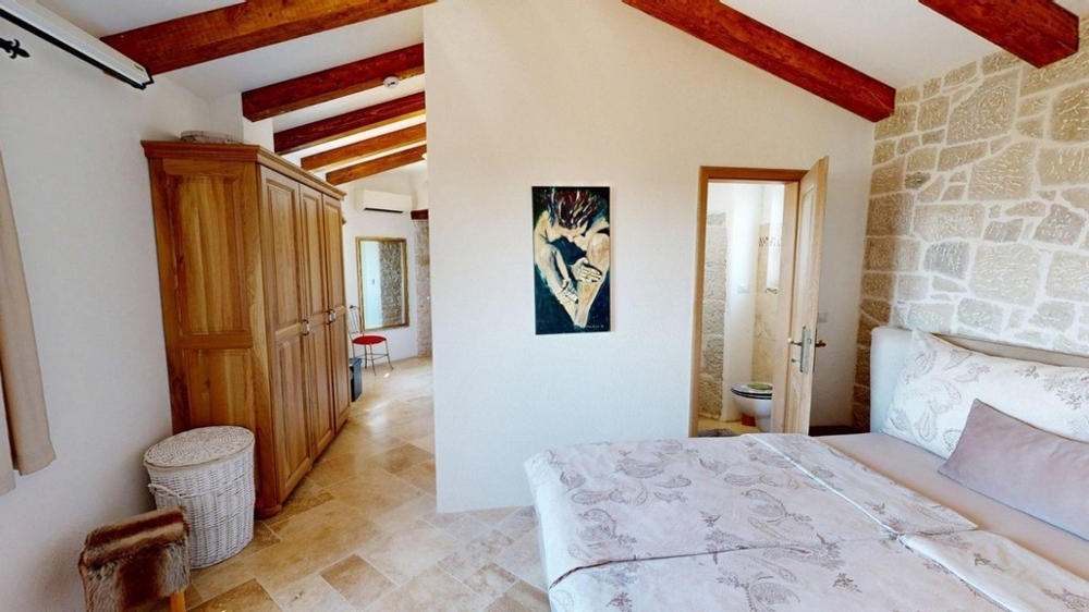 Bedroom with beamed ceiling on the upper floor