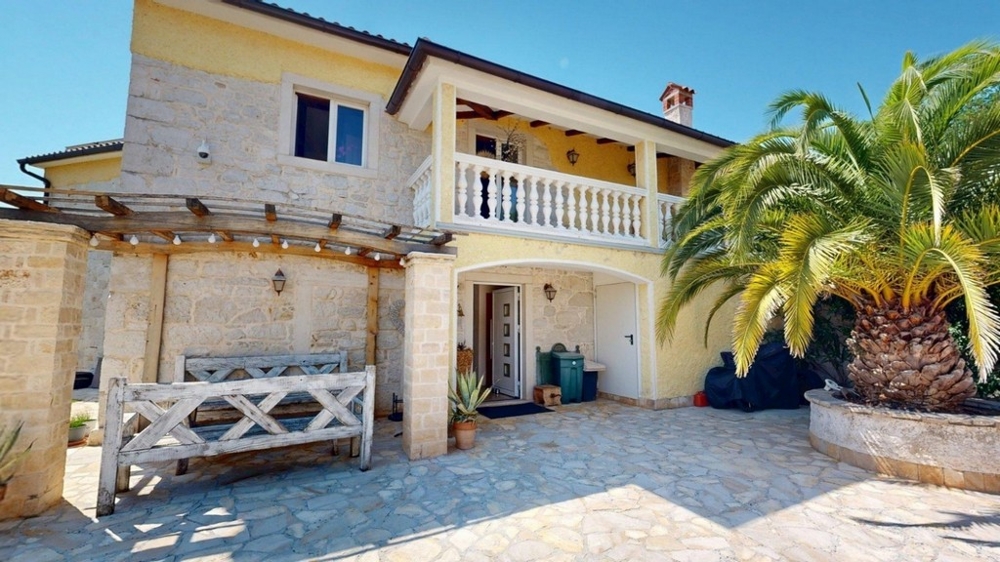 Access with parking space and entrance area