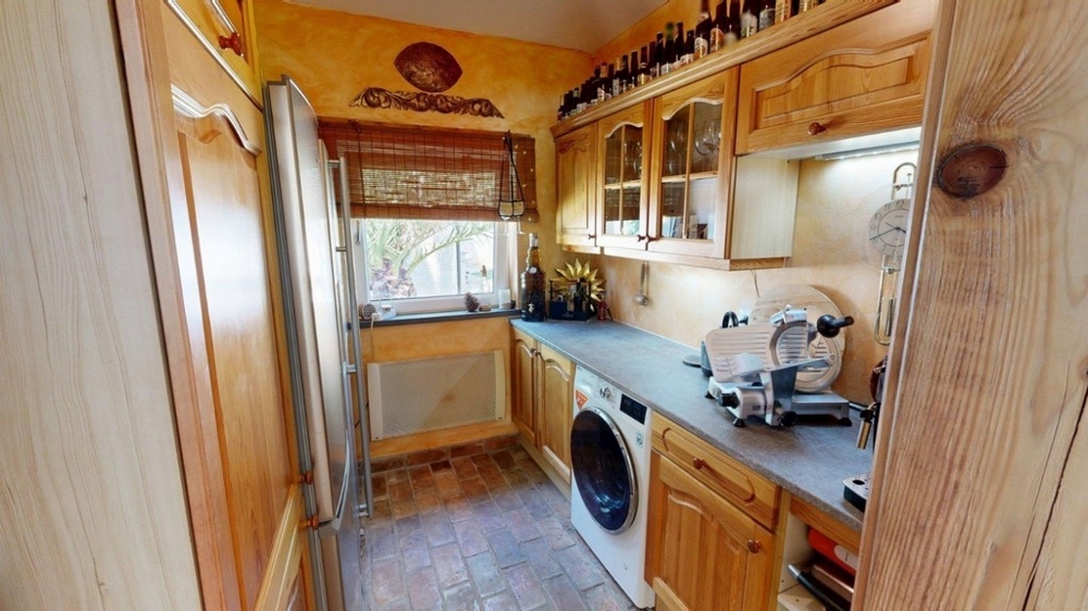 Kitchenette with wooden cupboards and washing machine