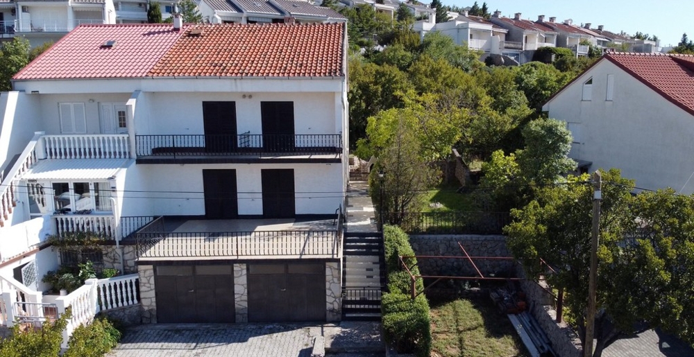 Semi-detached house with two garages in Klenovica, H4091