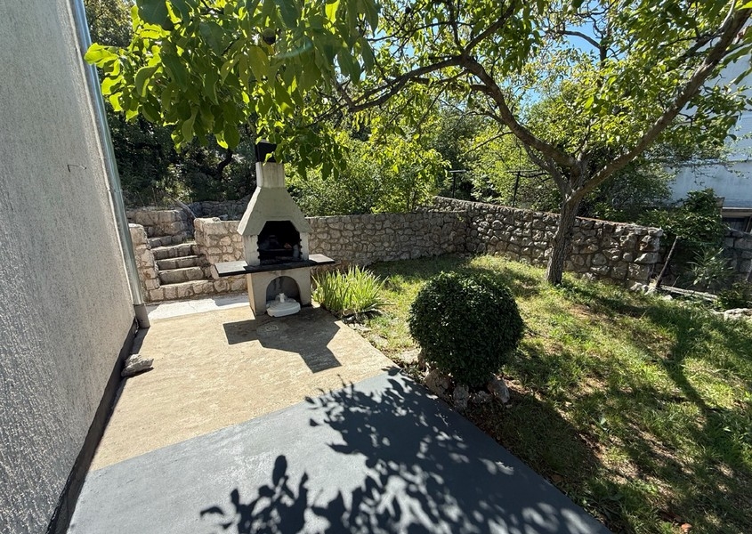 Well-kept garden with barbecue area, house Klenovica H4091