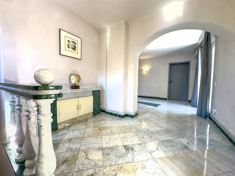 Hallway with arch on the upper floor of the villa