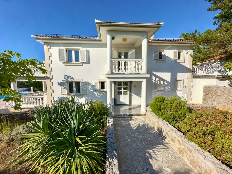 Entrance area of ​​the villa with Mediterranean garden