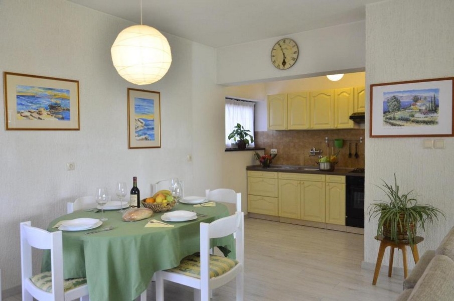 Kitchen with dining table in an apartment in Crikvenica