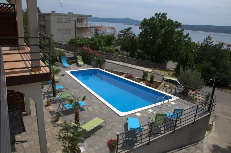 Swimming pool in the garden of the apartment house in Crikvenica
