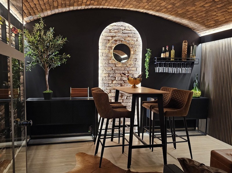 Bar with wine rack in the basement of the villa