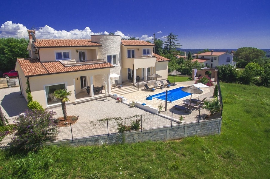 Modern villa with swimming pool and garden near Porec in Istria