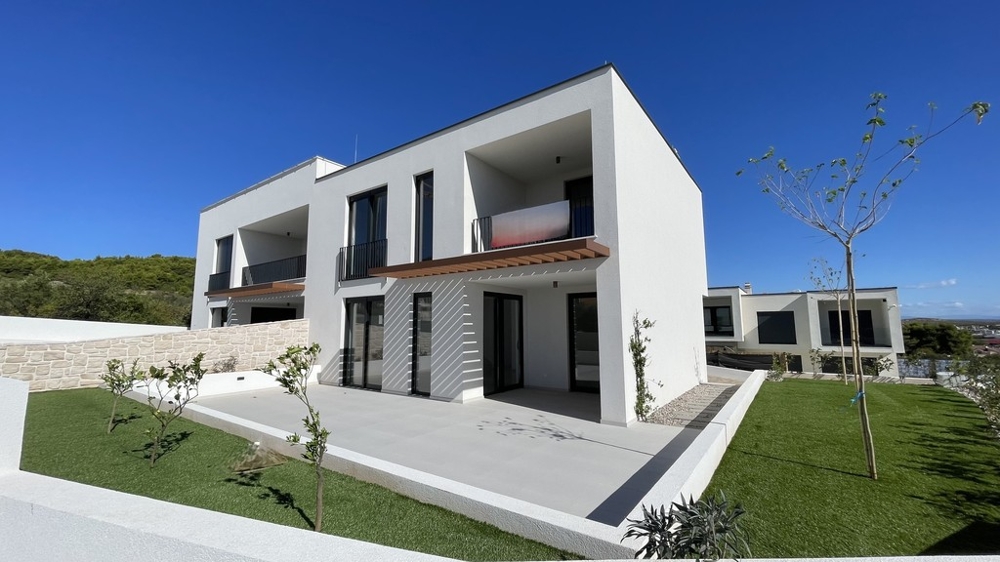 Buy a house in Croatia - semi-detached house with garden in Vodice