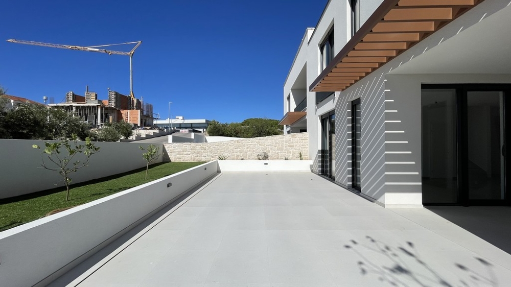 Side terrace and entrance to the semi-detached house in Vodice