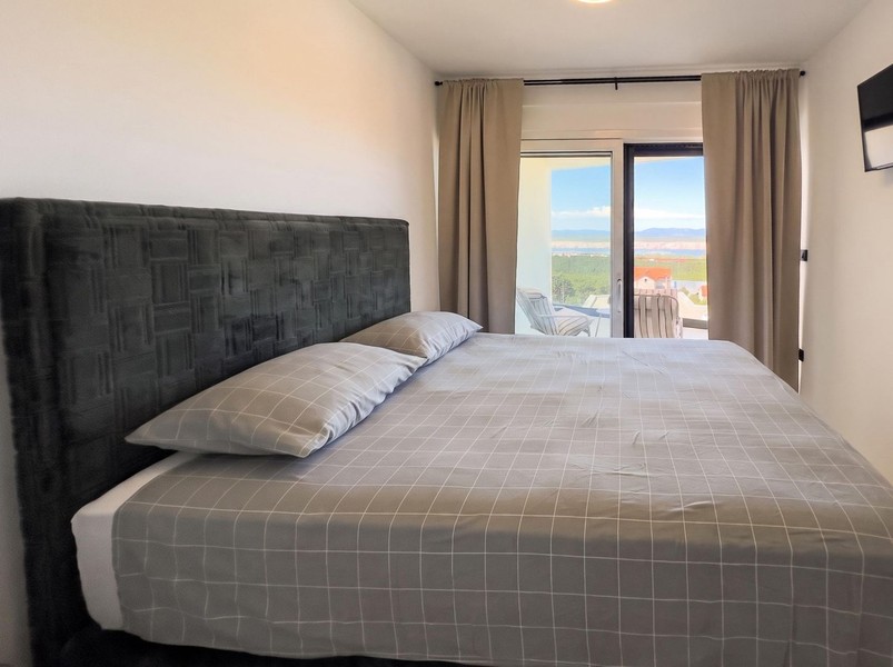 Bedroom with window and view of the greenery