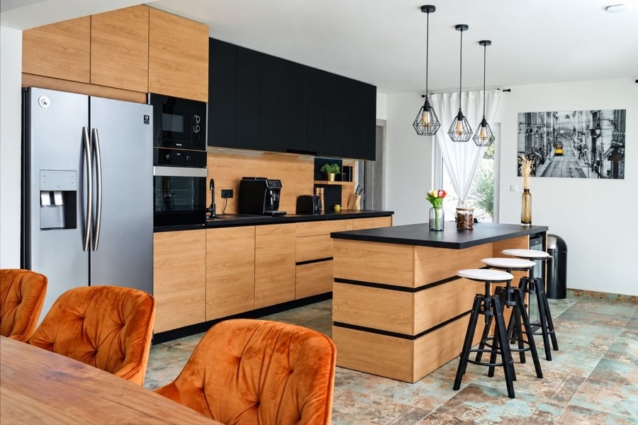 Kitchen with cooking island in the property near Rogoznica
