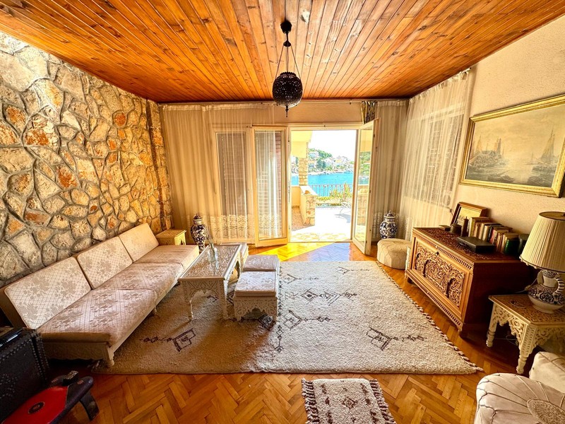 Living room with wooden ceiling and access to the terrace