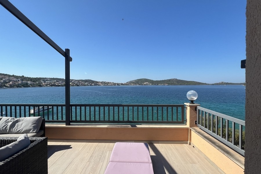 Property H4103 by the sea in Croatia - Rogoznica.