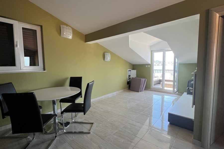 Dining area and access to the terrace of property H4103.