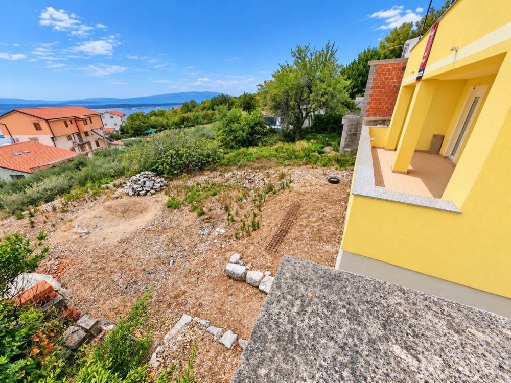 Plot next to the house with space for a pool