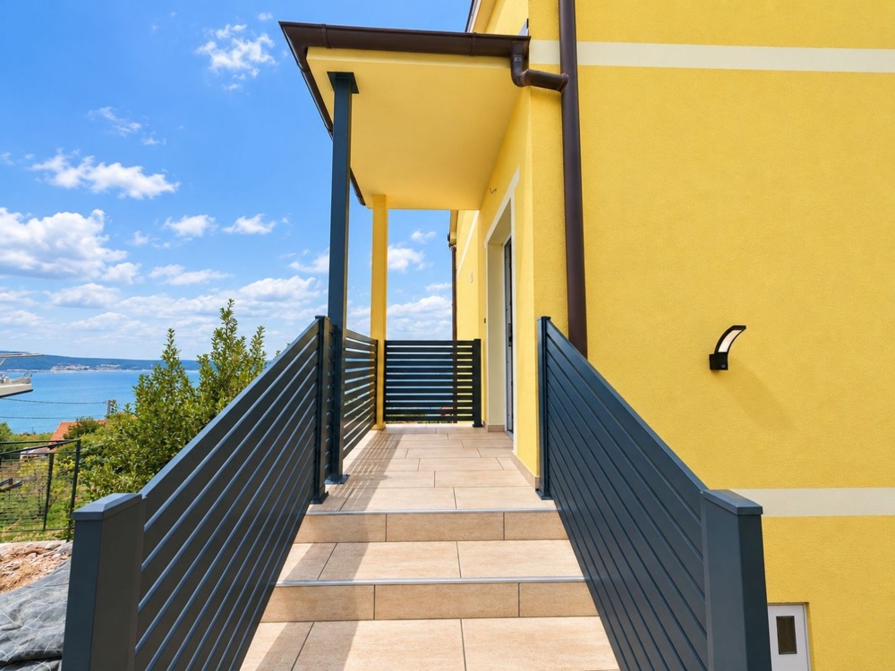 Entrance area with stairs and railings