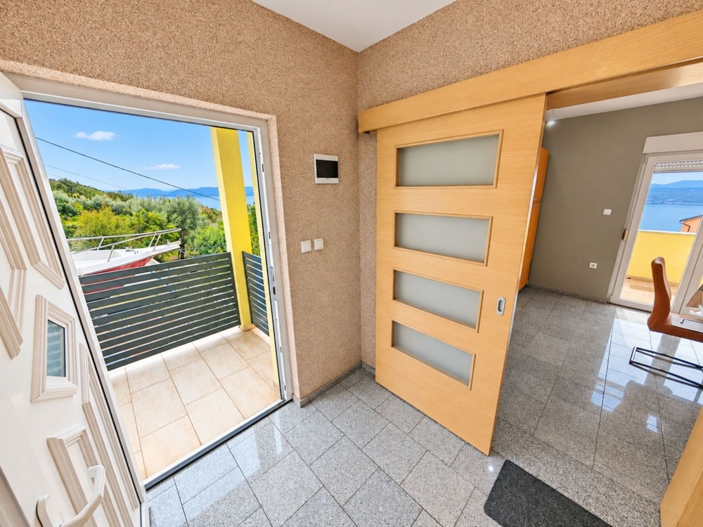Hallway with glass door and access to the terrace