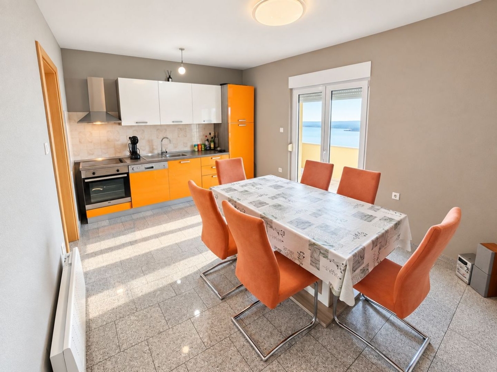 Kitchen with dining area and exit to the terrace