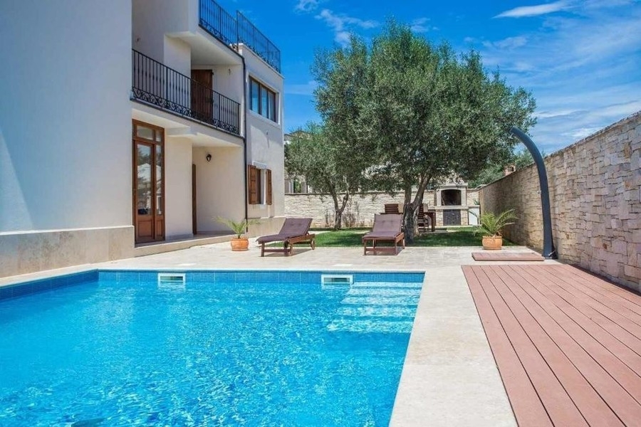 Buy a house in Croatia - luxury house with pool in Novigrad