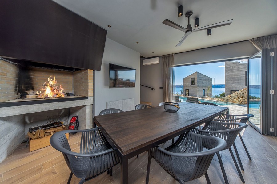 Lounge with fireplace and dining table