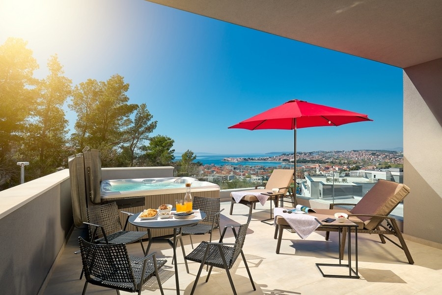 Buy a house in Croatia - Villa with roof terrace and sea view in Podstrana