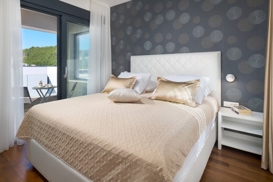 Bedroom with access to the balcony