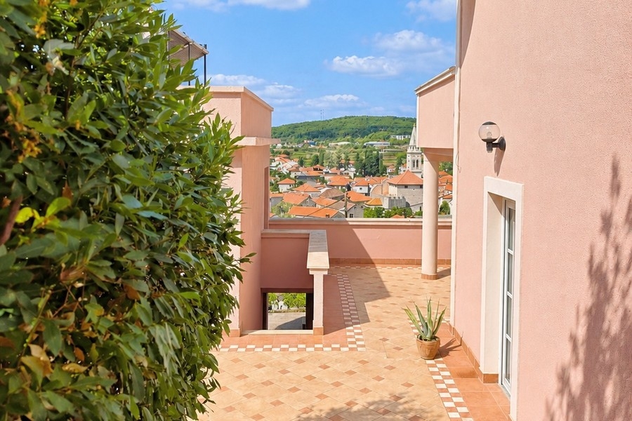 Exterior view of the house with a view over the roofs of Jelsa
