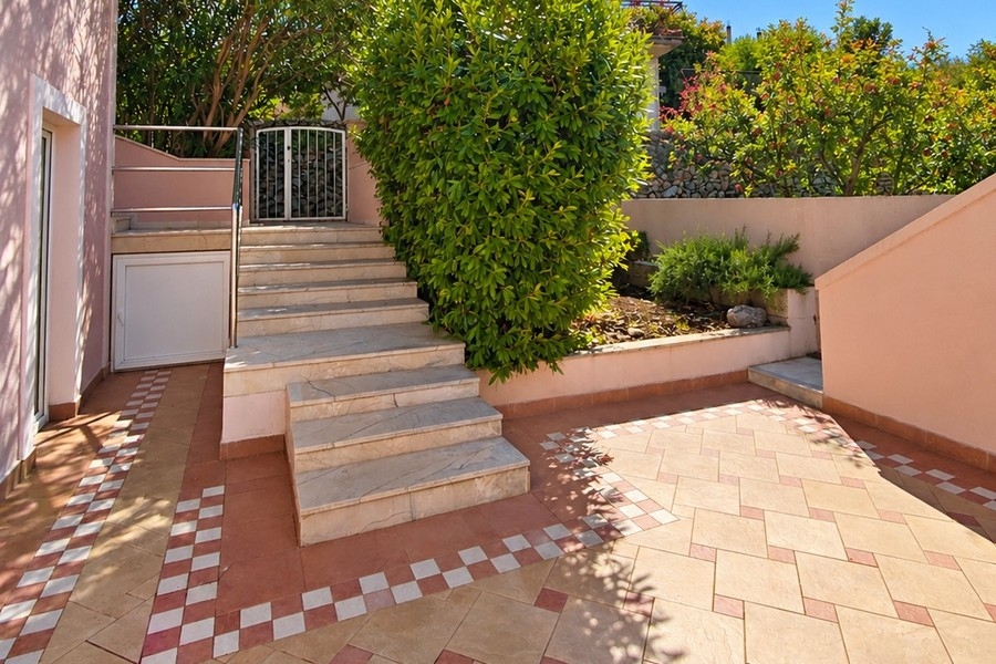 Entrance area with stairs and Mediterranean garden