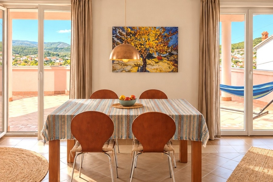Living room with dining table and access to the terrace
