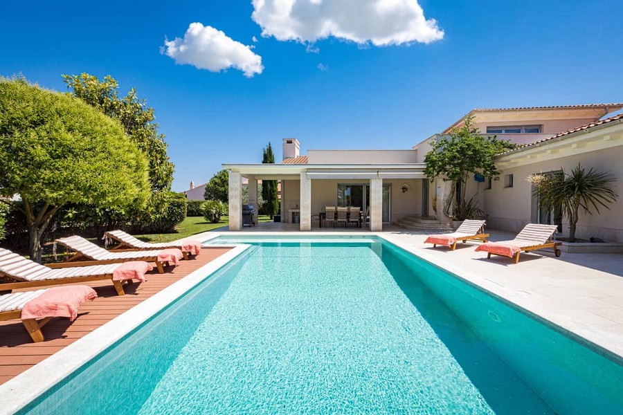 Pool and sun terrace in front of the villa