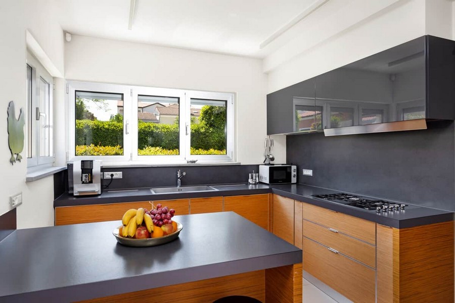 Kitchen with cooking island