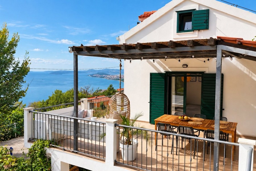 House with pool and sea views in Podstrana near Split