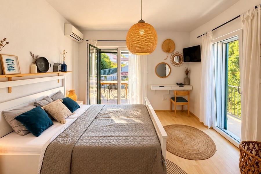 Bedroom with access to the balcony