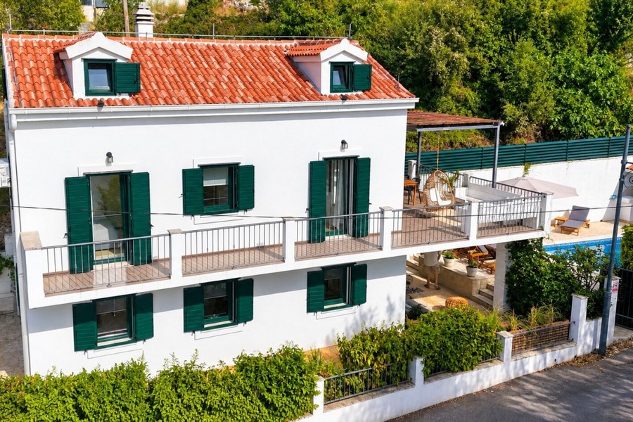 Detached house with balcony and shutters in Podstrana