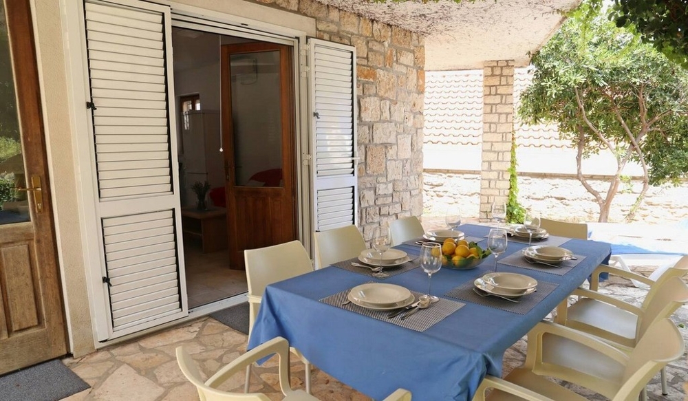 Covered terrace with dining table