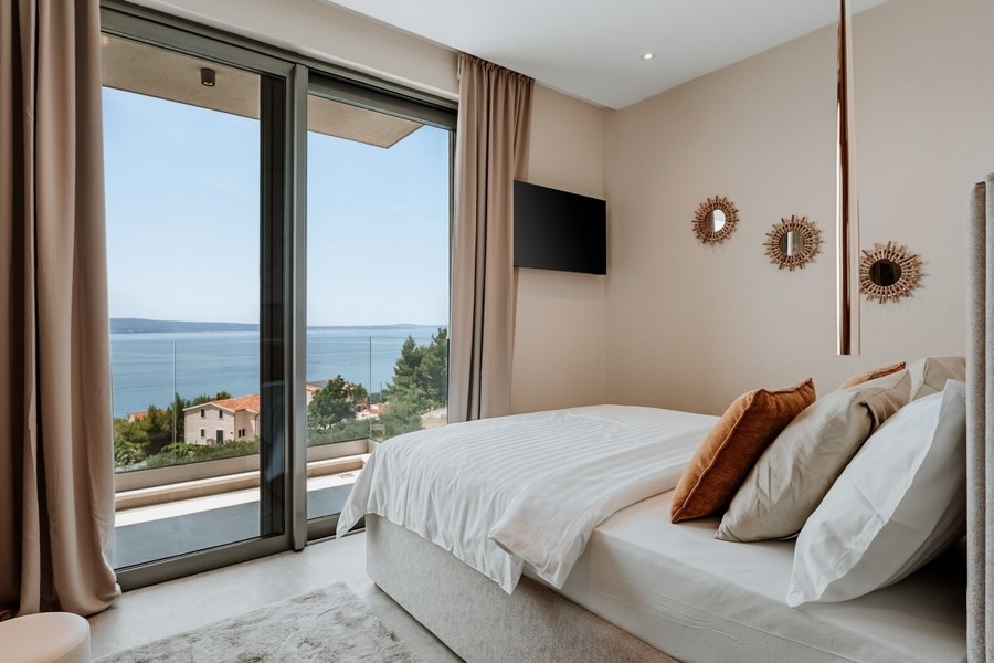 Bedroom with double bed and sea view