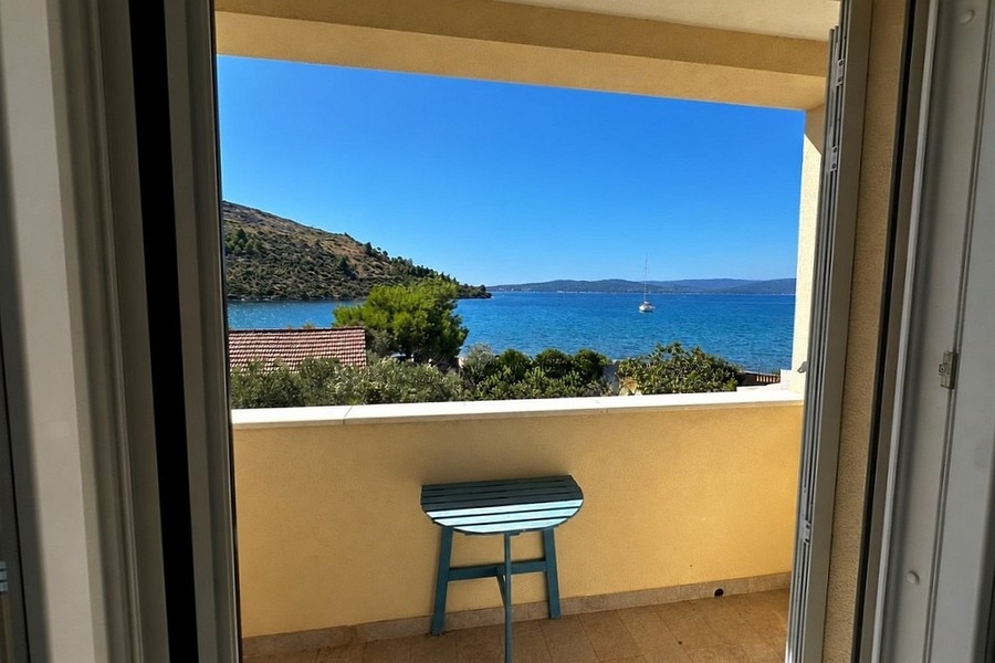 Villa with sea views near Rogoznica, a few steps from the sea
