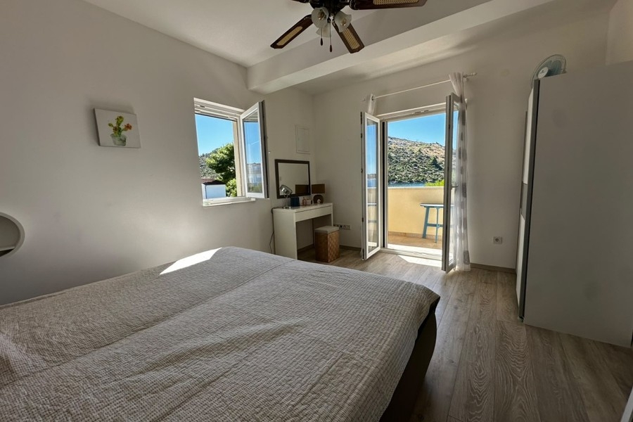 Bedroom with access to the balcony