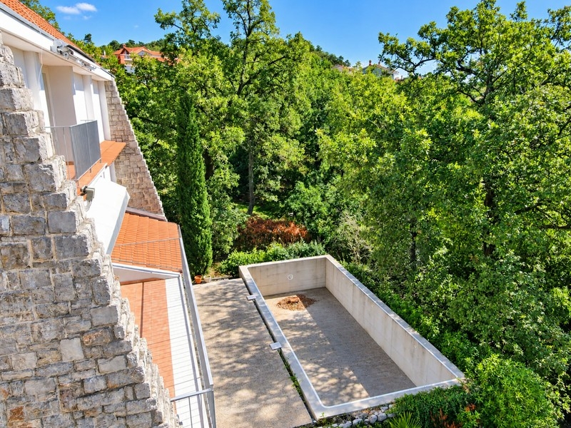 House with sea views and large garden in Matulji near Opatija