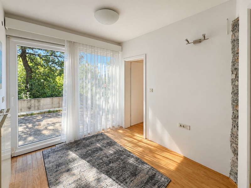 Room with access to the terrace