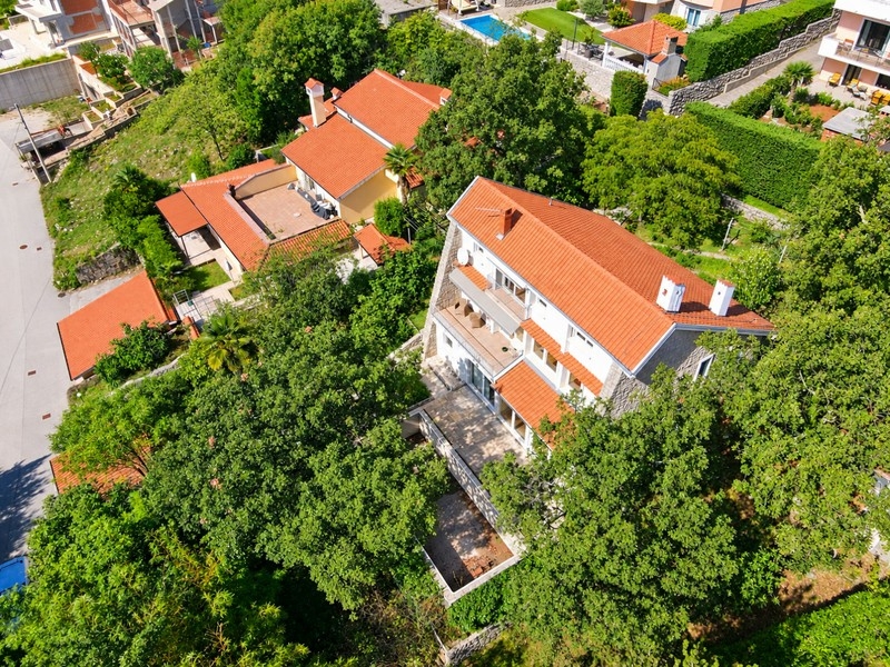 Aerial view of house with garden and neighborhood