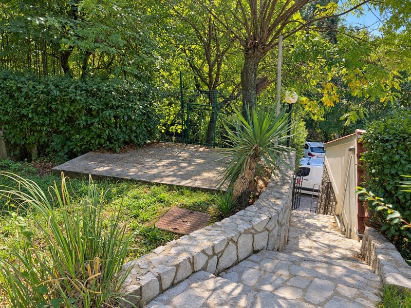 Garden with natural stone walls and driveway