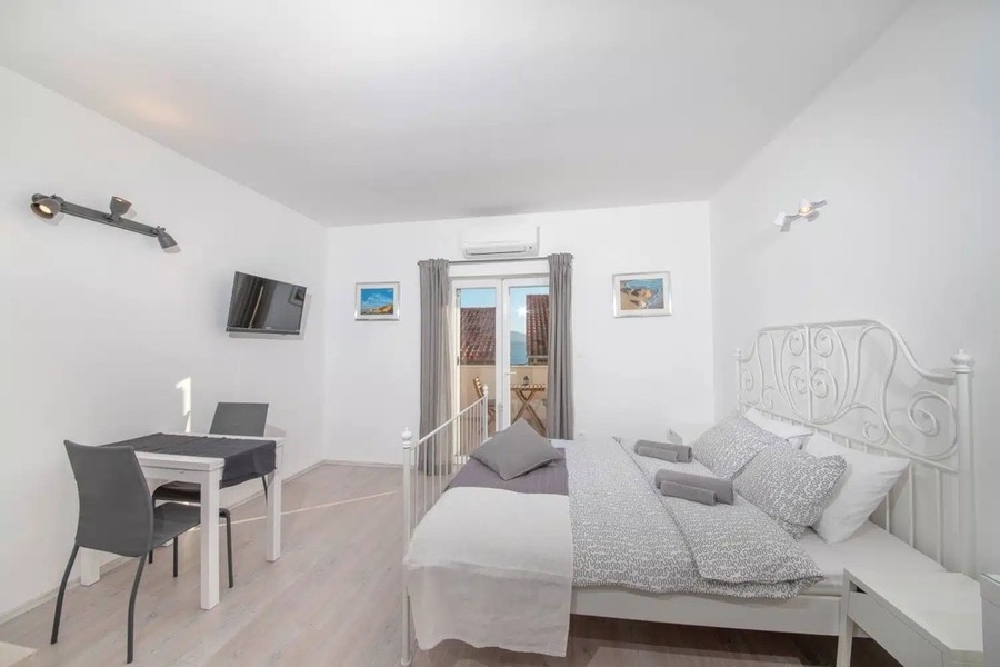 Studio with double bed and dining table